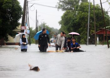 SITUASI banjir di Kelantan makin meruncing menyaksikan  82,256 mangsa sedang berlindung di 279 pusat pemindahan sementara (PPS) setakat pukul 8 pagi tadi-UTUSAN/KAMARUL BISMI KAMARUZAMAN.