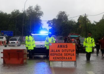 LALUAN masuk ke Rantau Panjang di tutup kepada semua kenderaan di Repek, Pasir Mas, Kelantan selepas ditenggelami banjir, kelamarin-UTUSAN/KAMARUL BISMI KAMARUZAMAN.