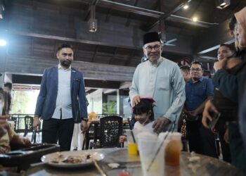 ANWAR Ibrahim beramah mesra dengan rakyat ketika makan tengah hari di Taman Warisan Pertanian, Putrajaya. - UTUSAN/FAIZ ALIF ZUBIR