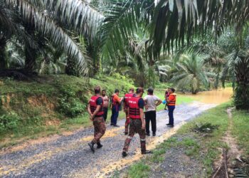 PEKERJA ladang terkepung air banjir berjaya diselamatkan di Rancangan Kemajuan Tanah (RKT) Kesedar Chalil, Gua Musang, Kelantan semalam.-IHSAN JBPM.