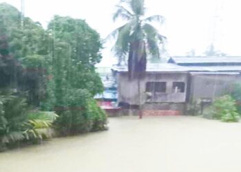 SITUASI terkini keadaan kawasan kampung berhampiran dengan pekan Rantau Panjang, Kelantan yang ditenggelami banjir luar biasa ketika ini-IHSAN PENDUDUK