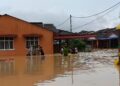 KEADAAN banjir di Taman Pinggiran Sungai Kelamah, Gemas, Tampin berikutan hujan berterusan sejak semalam.-UTUSAN/NOR AINNA HAMZAH.