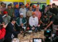 AHMAD Zahid Hamidi (tengah) semasa sidang media selepas menyantuni mangsa banjir di PPS SK Tapang, Kota Bharu, Kelantan.-UTUSAN/KAMARUL BISMI KAMARUZAMAN