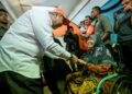 AHMAD Zahid Hamidi (kiri) menyerahkan sumbangan kepada salah seorang mangsa banjir yang berlindung di PPS SK Tapang, Kota Bharu, Kelantan-UTUSAN/KAMARUL BISMI KAMARUZAMAN