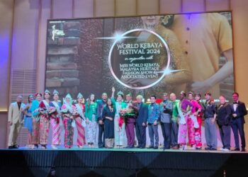 ARIEL (tengah) dimahkotakan sebagai Miss Kebaya World 2024.Turut kelihatan, Senator Datuk Seri Dr. Zurainah Musa (tengah Kiri), Dr. Jason Hee (tengah kanan), Pengerusi FINAS, Datuk Kamil Othman dan Timbalan Pengarah Kanan Pelancongan Malaysia,Mohd Akbal Setia.