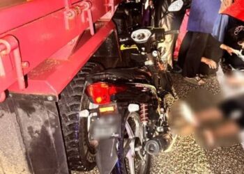 KEADAAN motosikal yang dinaiki dua beradik yang terlanggar sebuah lori di Jambatan Seberang Tayor, Kemaman, semalam. - UTUSAN/NIK NUR IZZATUL HAZWANI NIK ADNAN