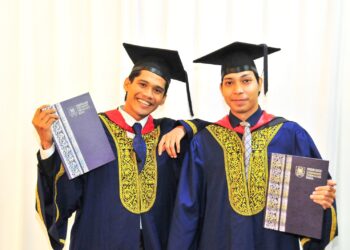 MUHAMMAD Badrul Mohd. Hamzah (kiri) bergambar bersama rakannya Nik Lutfi Hadi Syahmi Nik Mahadi selepas menerima ijazah masing-masing pada Istiadat Konvokesyen UiTM Ke-100, di Dewan Agung Tuanku Canselor, UiTM Shah Alam, Selangor. - UTUSAN/ANNISA’ AZLAN