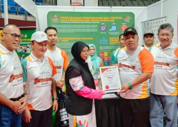 AIMAN Athirah Sabu menyampaikan sijil semasa melawat gerai pameran di dalam Program Bersamamu Johor di Kompleks Sukan Educity Kota Iskandar, Iskandar Puteri, Johor hari ini. - UTUSAN/BAAZLAN IBRAHIM