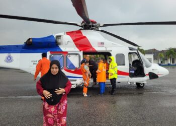 HELIKOPTER milik PDRM telah digunakan untuk penugusan banjir yang sedang melanda Kelantan ketika ini-UTUSAN/MUSTAQIM MOHAMED.