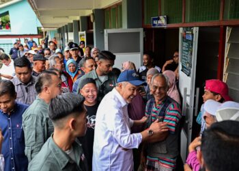 AHMAD Zahid Hamidi beramah mesra dengan mangsa banjir ketika melawat PPS SK Nibong di Hulu Terengganu, hari ini.  - UTUSAN/ZAID MOHD. NOOR