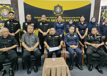 AHMAD Nizam Ismail (depan, tengah) dalam sidang akhbar sempena Sambutan HARA dan Bulan Integriti Nasional peringkat Zon Utara di UUM, Kubang Pasu.