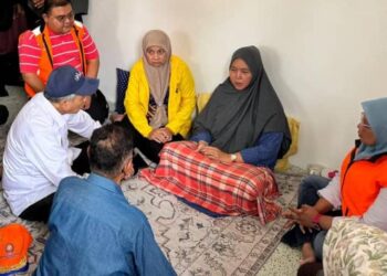 AHMAD Zahid Hamidi (dua, kiri) bertanya khabar ibu mangsa tragedi tanah runtuh, Ruziah Fuad (dua, kanan) ketika menziarahi keluarga mangsa di Kampung Bukit Apit, Ajil, Hulu Terengganu, hari ini.  - UTUSAN/NOOR HAYATI MAMAT