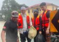 ANGGOTA Balai Bomba dan Penyelamat Rantau Panjang membantu seorang warga emas yang disengat tebuan semasa berada dirumahnya di Kampung Bagus, Rantau Panjang, Kelantan hari ini-IHSAN BOMBA.