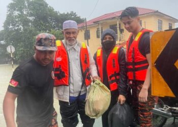 ANGGOTA Balai Bomba dan Penyelamat Rantau Panjang membantu seorang warga emas yang disengat tebuan semasa berada dirumahnya di Kampung Bagus, Rantau Panjang, Kelantan hari ini-IHSAN BOMBA.