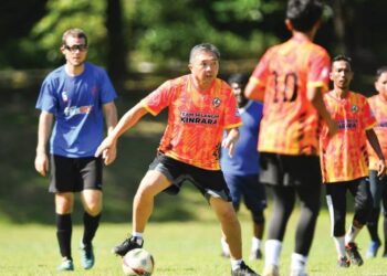 SZE Han beraksi bersama pasukan Team Kinrara Selangor melawan pasukan bola sepak veteran daripada  Taman Damai Utama, Bandar Kinrara. – IHSAN PEJABAT DUN KINRARA