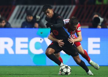 PENYERANG Barcelona Lamine Yamal (kiri) dihalang pemain Crvena Zvezda Beograd, Timi Elsnik pada aksi Liga Juara-Juara UEFA di Stadium Rajko-Mitic awal pagi tadi.-AFP