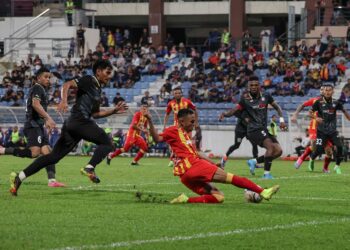 Yohandry Orozco (tengah) tidak dapat diturunkan dalam aksi menentang Jeonbuk Hyundai Motors di Jeonju, esok selepas mengutip kad merah dalam pertemuan pertama di Stadium MBPJ sebelum ini. - UTUSAN/AMIR KHALID