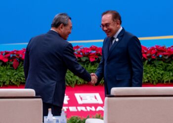 Anwar Ibrahim disambut oleh Li Qiang semasa menghadiri Ekspo Import Antarabangsa China Ke-7 
dan Forum Ekonomi Antarabangsa Hongqiao di Shanghai, China, semalam. – PEJABAT PERDANA MENTERI