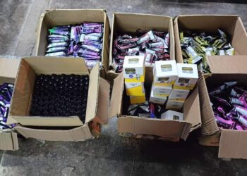 SEBAHAGIAN rokok elektronik yang dirampas di pangkalan haram Pak Su Rani, Rantau Panjang, Kelantan.