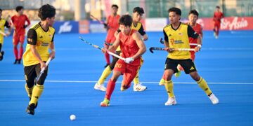 AKSI skuad remaja kebangsaan ketika menentang China pada perlawanan pertama Kumpulan B Piala Asia Remaja 2024 di Stadium Hoki Oman, Muscat, hari ini.  - IHSAN AHF