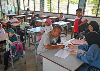 SEBAHAGIAN ibu bapa hadir mengiringi anak mereka untuk mengambil Bantuan Awal Persekolahan (BAP) di Sekolah Kebangsaan Kompleks Seberang Takir, Kuala Nerus, Terengganu. - GAMBAR HIASAN