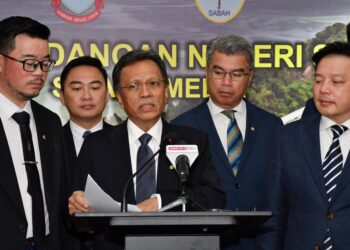 MOHD. Shafie Apdal (tengah) bersama ADUN Warisan semasa sidang akhbar di DUN Sabah di Kota Kinabalu hari ini