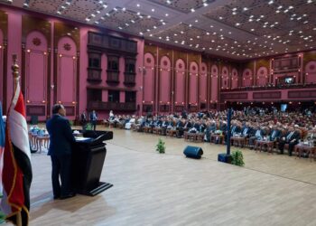 ANWAR Ibrahim ketika menyampaikan syarahan umum di Dewan Universiti Al-Azhar, Kaherah, Mesir semalam.