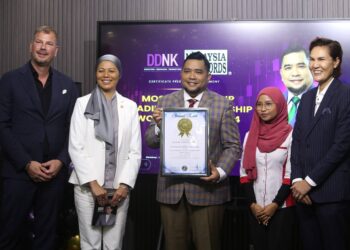 NAZRI Khan (tengah)  menunjukkan pengiktirafan yang diterima daripada MBOR baru-baru ini.