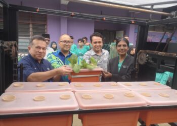 NAZMI Syahrin Kasmurin (dua dari kiri) bersama Fauzi (kiri) dan Pengetua SMK Mantin, P. Susila (kanan) menunjukan mesin pertanian hidroponik bertenaga solar pada Majlis Perasmian Penyerahan Mesin Hidroponik Berputar di SMK Mantin, Seremban semalam. – UTUSAN/NUR SHARIEZA ISMAIL