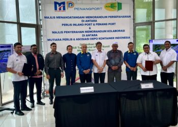 MOHD Shukri Ramli (lima dari kiri) bergambar bersama selepas Majlis Menandatangani MoU antara PIP dan Pelabuhan Pulau Pinang & MOC antara Mutiara Perlis & Asosiasi Kontainer Indonesia (ASDEKI) di Pusat Perniagaan Bersepadu (IBC) CVIA, Padang Besar, Perlis, hari ini. -UTUSAN/ASYRAF MUHAMMAD