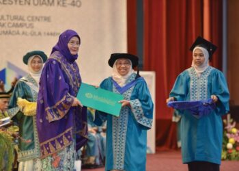 TENGKU Ampuan Pahang, Tunku Azizah Aminah Maimunah Iskandariah ketika Majlis Konvokesyen 
Universiti Islam Antarabangsa Malaysia (UIAM), baru-baru ini.