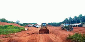 SPRM membuat pemeriksaan di sebuah lokasi penyimpanan bauksit di Jabor, Terengganu selepas menggempur kegiatan memunggah keluar hasil galian itu tanpa mengikut prosedur yang sah di Bukit Goh di Kuantan, Pahang.