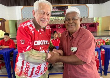 KAMARUDDIN Md. Nor (kiri) bersalaman dengan pencabarnya bagi kerusi Ketua Bersatu Bahagian Pasir Puteh yang berlangsung di Dewan Maahad Saniah, Pasir Puteh, Kelantan, hari ini. UTUSAN/TOREK SULONG