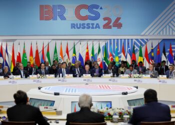 BRICS kini mewakili hampir 40 peratus populasi dunia dan menyumbang lebih daripada 26.2 peratus kepada Keluaran Dalam Negara Kasar (KDNK) global, hampir menyamai kekuatan ekonomi Kumpulan Tujuh (G7). - AFP