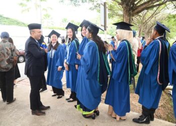 ZALIMAN Sauli meluangkan masa meninjau persiapan para graduan sebelum sesi Istiadat Konvoke­syen Unimap Ke-19 di Dewan Ilmu, Pauh Putra, Arau, Perlis semalam.-UTUSAN/IZLIZAN OTHMAN