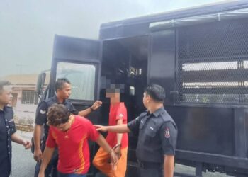 MUHAMMAD Zulhakimi Husaini Zulkifli (depan) dibawa ke Mahkamah Teluk Intan hari ini atas pertuduhan mencabul seorang pelajar perempuan berusia 17 tahun. - UTUSAN