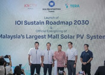 NIK Nazmi Nik Ahmad (tengah) ketika acara perasmian 'IOI Sustain Roadmap 2030', di IOI City Mall Putrajaya. - UTUSAN/FAIZ ALIF ZUBIR