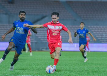 MOHAMAD Fazrul Amir Md. Zaman (tengah) tekad menggunakan pengalaman bersama Harimau Malaya untuk membantu KDN FC mengutip bekalan selesa ketika menentang Perak FC pada perlawanan pusingan ke-16 saingan Piala Malaysia di Stadium MBPJ, Selangor, malam esok. - FOTO: IHSAN KDN FC