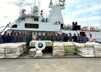 PENGAWAL Pantai India menunjukkan 5,500 kg methamphetamine yang dirampas daripada bot Myanmar di Laut Andaman, Isnin lalu.- AGENSI