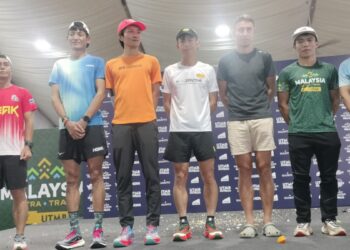 DAVED Simpat (dua dari kanan) bersama peserta yang mengambil bahagian acara arian denai sejauh 100 kilometer Malaysia Ultra Trail – UTMB 2024 pada sidang akhbar di Taiping hari ini. - UTUSAN/WAT KAMAL ABAS