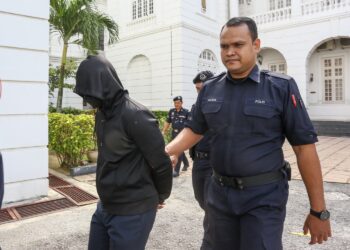 MOHD. Nazri Abdul Razak (kiri) dibawa ke Mahkamah Tinggi Ipoh hari ini bagi perbicaraan kes bunuh yang dihadapinya. - UTUSAN/MUHAMAD NAZREEN SYAH MUSTHAFA