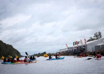 PENGUNJUNG berpeluang menyertai aktiviti air seperti berkayak, menaiki perahu naga, perahu tradisional dan kanu pada Karnival Ban Canal yang dianjurkan dekat Kampung Parit 14, Simpang 5, di Sabak Bernam, semalam. – UTUSAN / SADDAM YUSOFF