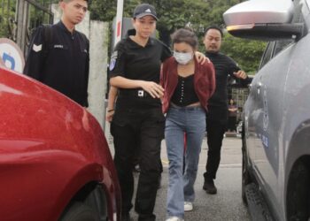 CHAN WAN KOOI (baju merah) didakwa di Mahkamah Sesyen Johor Bahru atas tuduhan bersubahat dengan tiga lelaki menculik seorang ahli perniagaan pada 13 Oktober lalu.