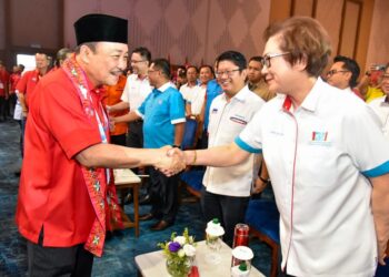 HAJIJI Noor (kiri) bersama dengan Pengerusi PH Sabah, Datuk Christina Liew semasa perasmian Persidangan Tahunan Gagasan Rakyat, di SICC Kota Kinabalu hari ini