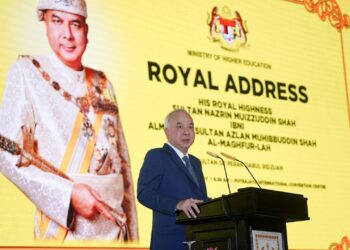 SULTAN Nazrin Shah berkenan menyampaikan Titah Diraja pada Festival Idea Putrajaya di Pusat Konvensyen Antarabangsa Putrajaya. - UTUSAN/FAISOL MUSTAFA