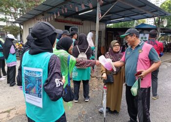 PESERTA program mengagihkan bekas plastik kepada pengunjung pasar tani Padang Hiliran Kuala Terengganu dalam misi menyebarkan kempen mengurangkan penggunaan plastik sekali guna.