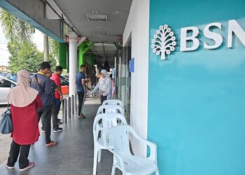 SEBAHAGIAN penerima Sumbangan Tunai Rahmah (STR) beratur untuk mengambil bantuan tersebut di Bank Simpanan Nasional (BSN). - Gambar hiasan