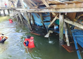 RUMAH di Kampung Air di Semporna yang roboh, di sini hari ini. - IHSAN BOMBA