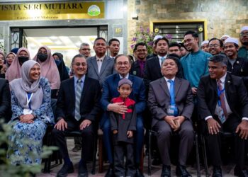 ANWAR Ibrahim bergambar bersama  pelajar Malaysia ketika mengadakan lawatan ke bangunan asrama pelajar Negeri Pulau Pinang Universiti Al Azhar  Al Sharif pada lawatan rasmi empat hari ke Mesir.