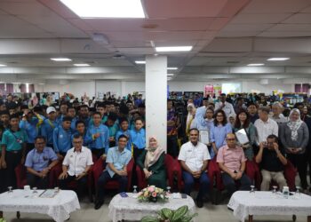 FADHLINA Sidek (tengah) bersama sebahagian peserta yang mengikuti program USM STEM Week 2024 di Dewan Utama Universiti Sains Malaysia (USM), George Town, Pulau Pinang.-UTUSAN/IQBAL HAMDAN